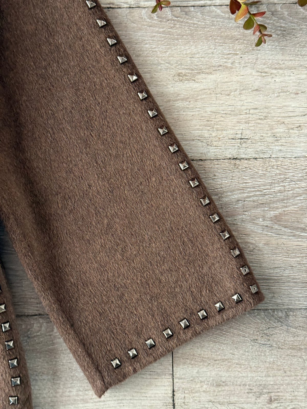 Cappotto borchiato