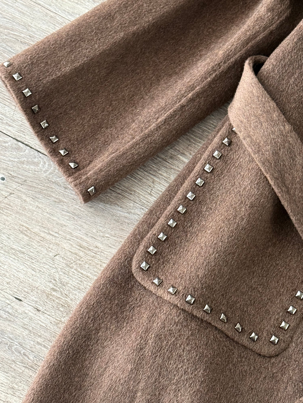 Cappotto borchiato